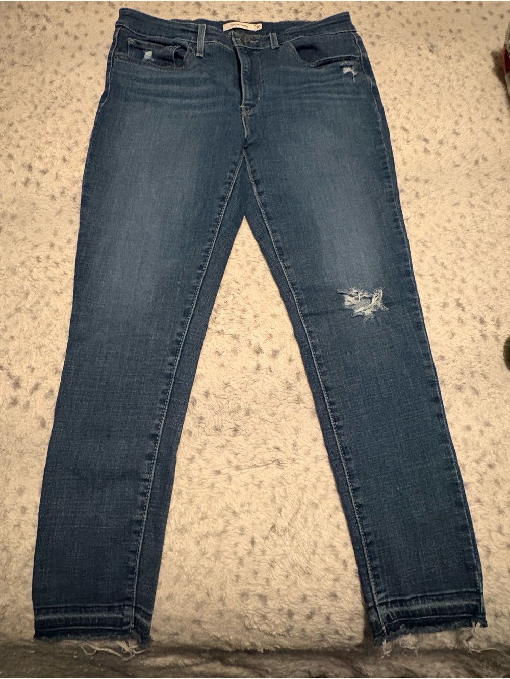 Levi's Women's Mid Blue Skinny Jeans with Knee Rip